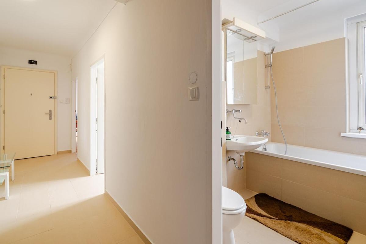 10 Minutes To City Centre And Next To Wien Hbf And Easy From Airport Exterior photo
